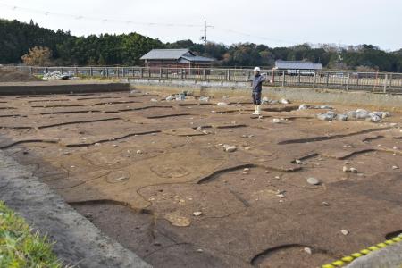 　飛鳥宮跡で見つかった大型建物跡＝２０２４年１２月、奈良県明日香村