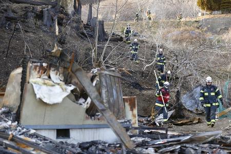 　大規模山林火災の被害を受けた岩手県大船渡市赤崎町外口を見回る消防隊員＝１０日