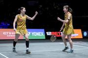 　バドミントンの全英オープン女子ダブルス決勝で笑顔の志田千陽（左）、松山奈未組。優勝を果たした＝バーミンガム（ゲッティ＝共同）