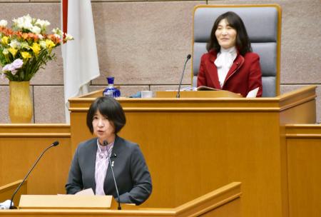 　石川県議会の副議長に選出され、安居知世議長の前であいさつする八田知子県議＝１９日午後、金沢市