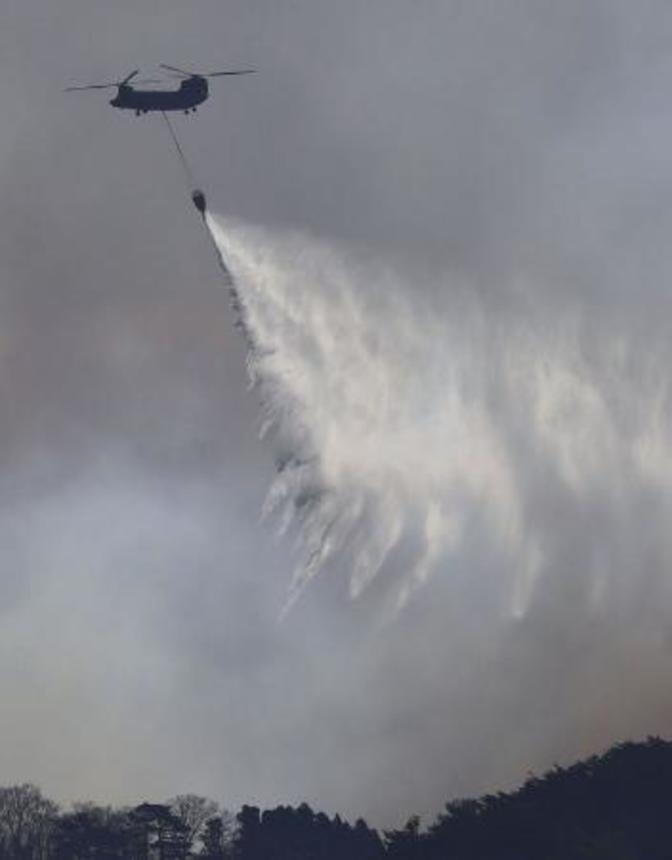 　山林火災の消火活動を行う自衛隊のヘリコプター＝２日、岩手県大船渡市