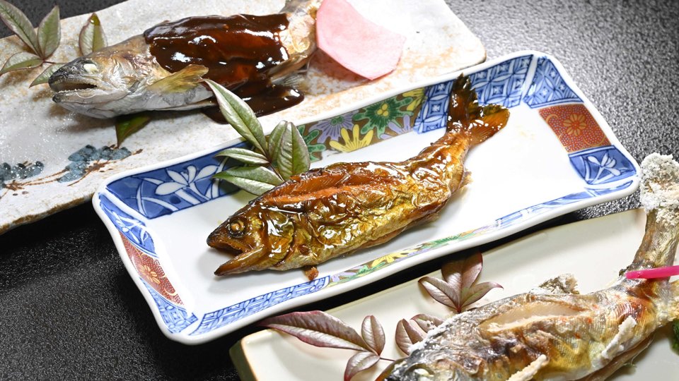 寒水産の養殖アマゴを使った（上から）魚田、甘露煮、塩焼き＝郡上市八幡町旭、きく本