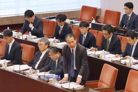 　新潟県議会に参考人として出席した資源エネルギー庁の村瀬佳史長官（前列右端）＝１４日午後