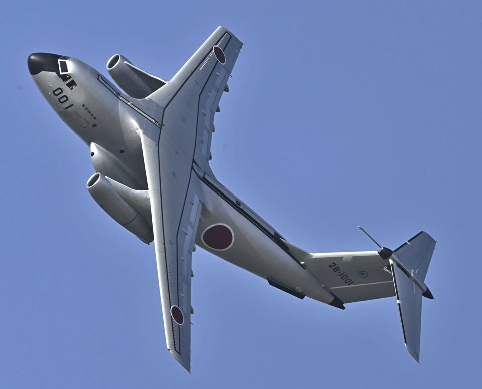 最終とみられる飛行で岐阜基地上空を旋回するＣ１初号機＝１４日午後３時５０分、各務原市内