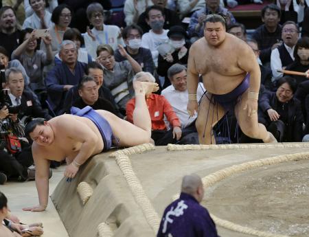 　大の里（左）を寄り切りで破った高安＝エディオンアリーナ大阪