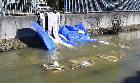 　川に下水を流す緊急放流の様子＝２月、埼玉県春日部市