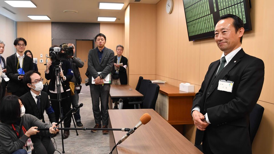 県議会定例会後、記者の質問に答える江崎禎英知事＝県庁