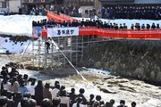 在校生（手前）が見届ける中、白線を流す卒業生＝１日午後１時６分、高山市三福寺町、大八賀川