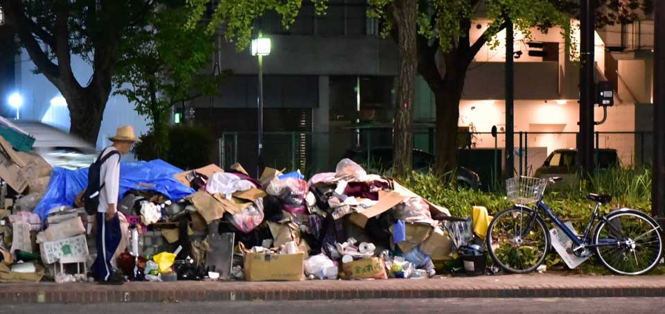 路上生活者が積み上げた日用品など。歩行者の肩の高さまである場所もあった＝今年９月、名古屋市中区