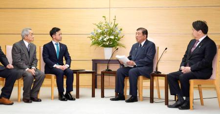 　北朝鮮による拉致被害者の地村保志さん（左端）と面会する石破首相（右から２人目）＝１９日午後、首相官邸