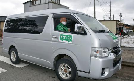 　３日、石川県珠洲市の中心部と北部を結ぶ路線が再開した「すずバス」を運転する高橋幸司さん