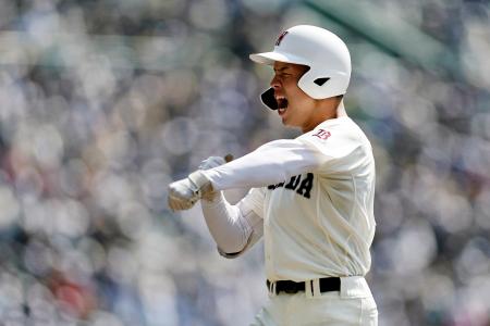 　早実―高松商　９回表、適時打を放ち、喜ぶ早実・中村＝甲子園