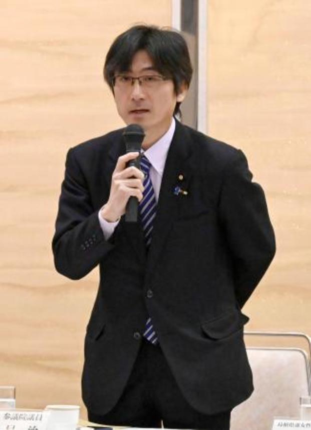 　自民党鳥取県連の党会合であいさつする舞立昇治参院議員＝１６日午後、鳥取市