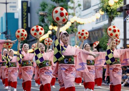 　「山形花笠まつり」で紅花をあしらった花笠を手に舞を披露する踊り手＝２０２４年８月、山形市