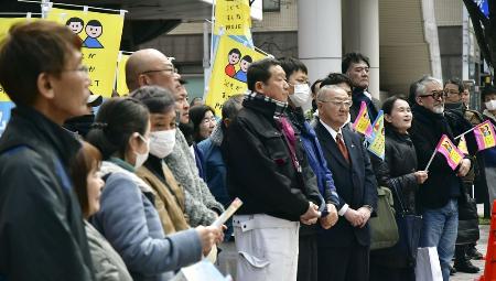 　６日、福岡県知事選が告示され、候補者の街頭演説を聞く人たち＝北九州市