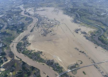 　鬼怒川（左）が氾濫し、冠水した茨城県常総市＝２０１５年９月