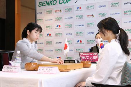 　囲碁の女性国際戦、第７回ワールド碁女流最強戦決勝で、崔精九段（右）を破って初優勝を果たした上野梨紗女流棋聖＝１６日午後、東京都江東区（日本棋院提供）