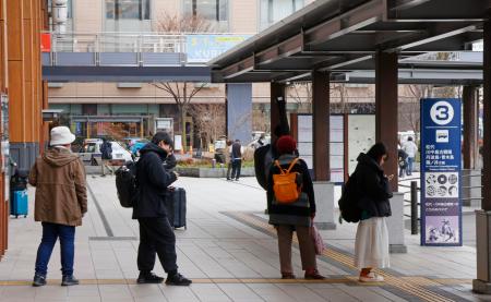 　男女３人が殺傷された事件があったＪＲ長野駅前のバス乗り場付近＝８日午後