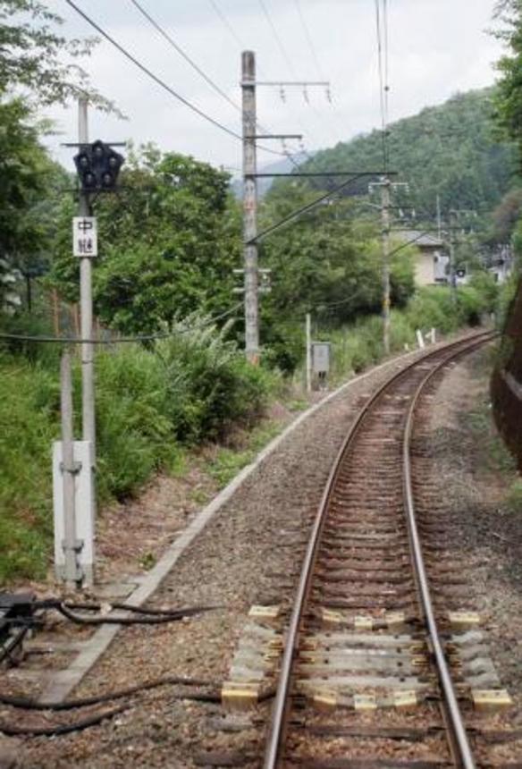 　線路際に設置された「特殊信号発光機」（左上）（ＪＲ東海提供）