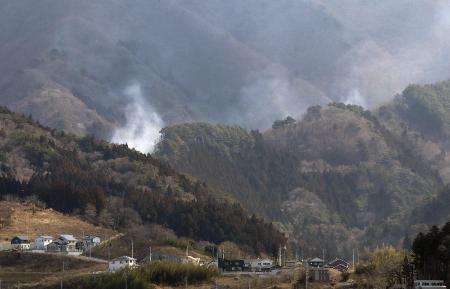 　岩手県大船渡市の山林火災現場から上がる煙＝２日