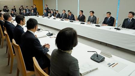 　首相官邸で開かれた、海上で傷病者を治療できる「病院船」に関する推進本部の会合＝１８日午前