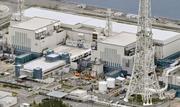 　新潟県の東京電力柏崎刈羽原発の６号機（右）。左は７号機＝２０２１年４月