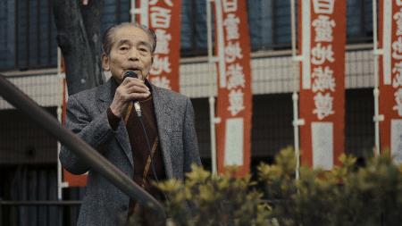 　東京大空襲による犠牲者の名を刻んだ、墓誌建設に尽力した築山実さん（映画「ペーパーシティ」から）