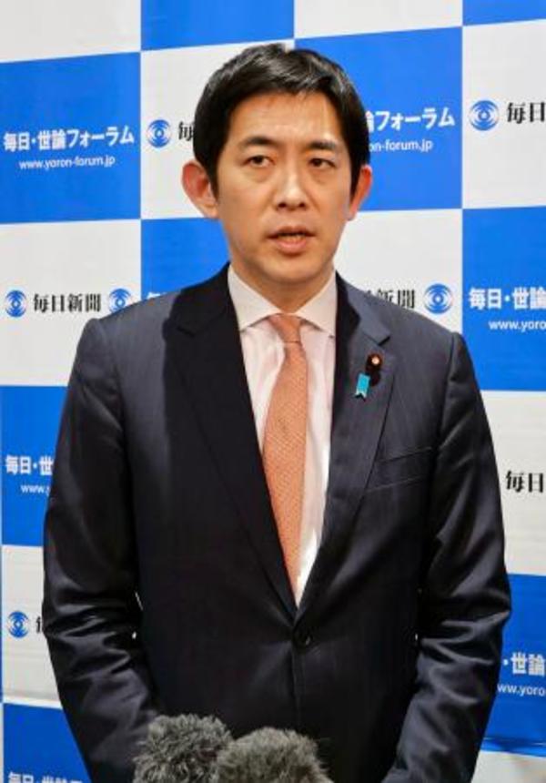 　記者団の取材に応じる自民党の小林元経済安保相＝１７日午後、福岡市