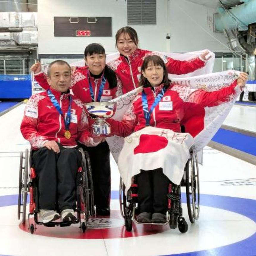 　車いすカーリングの混合ダブルス世界選手権で日本勢初の優勝を果たした小川亜希（手前右）、中島洋治（同左）組＝１６日、スティーブンストン（日本車いすカーリング協会提供）