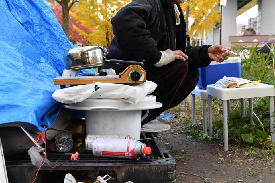 炊き出し会場のそばの路上に住む葉栗宗吉さん（仮名）。何度も話を聞くうちに、撮影を許してくれた＝６日、名古屋市中区