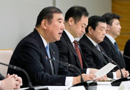 　外国人材の受け入れなどに関する関係閣僚会議であいさつする石破首相（左端）＝１１日午前、首相官邸