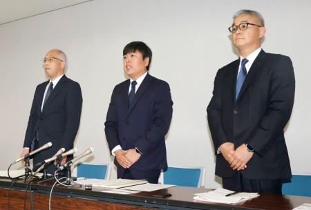 　記者会見する大分大付属小ＰＴＡの池田俊輔会長（中央）ら＝３日午前、大分県庁