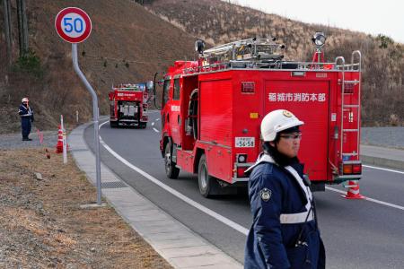 　山林火災で避難指示が続く地区方面へ向かう消防車両＝８日午前８時３３分、岩手県大船渡市