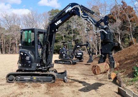 　トレーニングセンターでの重機を使ったデモンストレーション＝７日午前、茨城県つくば市