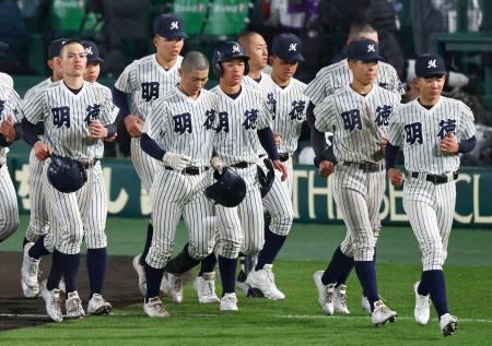 　タイブレークの末、健大高崎に敗れた明徳義塾ナイン＝甲子園