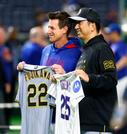 　プレシーズンゲーム前、ユニホームを手に笑顔の米大リーグ・カブスのカウンセル監督（左）とプロ野球阪神の藤川監督＝１５日、東京ドーム