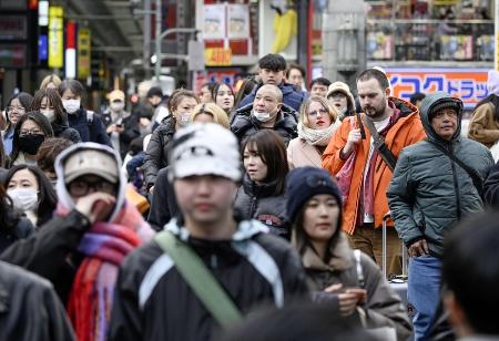 　外国人観光客らでにぎわう大阪・ミナミ＝２月