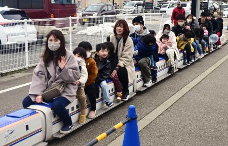 　新高岡駅周辺で開かれたミニ新幹線の乗車体験イベント＝１５日午前、富山県高岡市