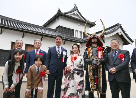 　潮見櫓の完成記念式典で記念撮影する福岡市の高島宗一郎市長（右から４人目）ら＝１６日午前、福岡市