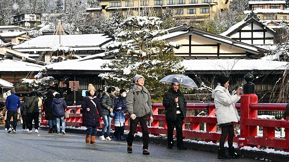 雪が屋根に降り積もった中橋周辺の町並み＝１８日午後３時５８分、高山市内