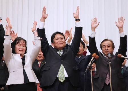 　千葉市長選で再選を確実にし、万歳する神谷俊一氏（中央）ら＝１６日夜、千葉市