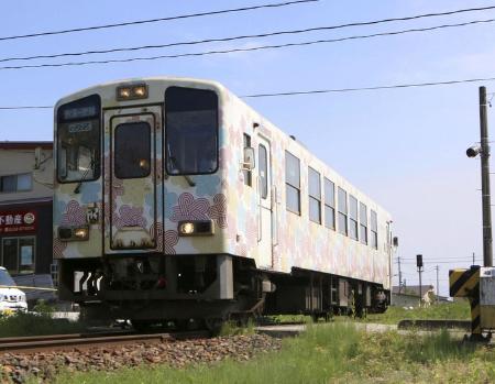 　山形鉄道フラワー長井線＝山形県長井市