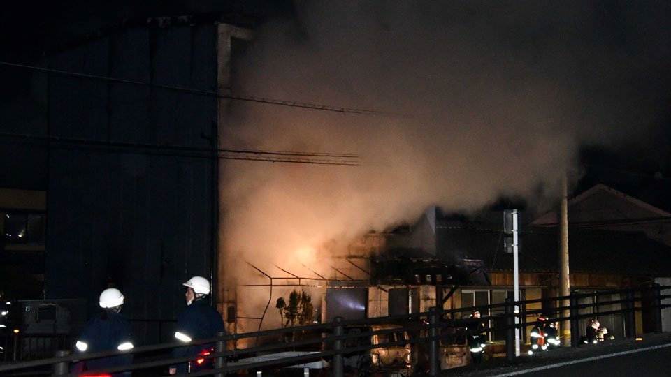 白煙を上げて燃える民家＝８日午前３時２３分、羽島郡岐南町徳田西