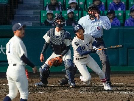 　壱岐―東洋大姫路　５回表東洋大姫路１死二塁、高畑が左中間に適時三塁打を放つ。投手浦上、捕手岩本＝甲子園