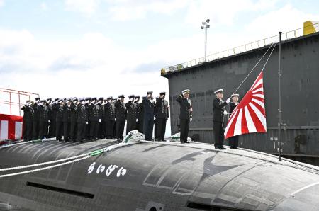 　引き渡し式を終えた海自の潜水艦「らいげい」＝６日午前、神戸市中央区の川崎重工業神戸工場