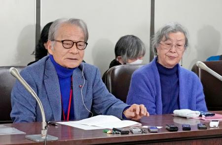 　記者会見する福島原発告訴団の武藤類子団長（右）と被害者参加代理人の河合弘之弁護士＝６日午後、東京・霞が関の司法記者クラブ