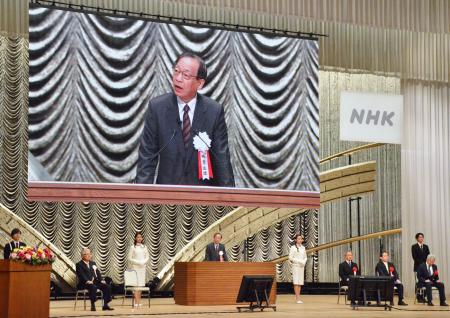 　第１００回放送記念日記念式典であいさつするＮＨＫの稲葉延雄会長＝１４日午前、東京・渋谷のＮＨＫホール