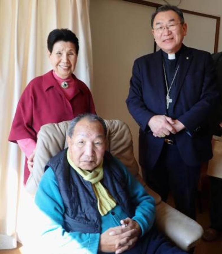 　ローマ教皇庁からの手紙を届けた菊地功枢機卿（右）と写真に納まる袴田巌さん（左手前）と姉ひで子さん＝２月、浜松市（袴田さん支援クラブ提供）