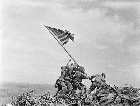 　１９４５年２月、米海兵隊が硫黄島の摺鉢山に星条旗を掲揚する姿をとらえた写真（ＡＰ＝共同）