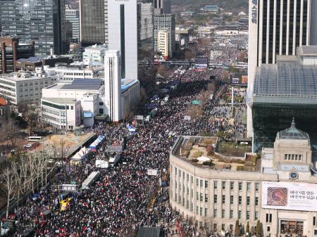 　韓国ソウル中心部の大通りで開かれた尹大統領支持者らのデモ＝１５日（聯合＝共同）